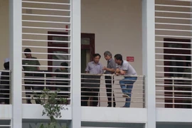 Tổ công tác làm nhiệm vụ xác minh điểm thi tại Sơn La. (Ảnh: Hữu Quyết/TTXVN)