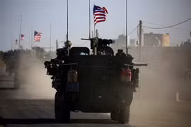 Đoàn xe quân sự Mỹ tại làng Yalanli, ngoại ô phía Tây thành phố Manbij, miền Bắc Syria. (Ảnh: AFP/TTXVN)