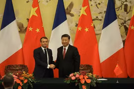 Tổng thống Pháp Emmanuel Macron (trái) và Chủ tịch Trung Quốc Tập Cận Bình tại cuộc gặp ở Bắc Kinh ngày 6/11/2019. (Ảnh: AFP/TTXVN)