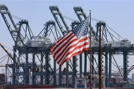 Vận chuyển hàng hóa tại cảng Long Beach, ở Los Angeles, Mỹ. (Ảnh: AFP/TTXVN)