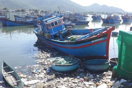 Nhiều loại rác thải khó phân hủy nổi lềnh bềnh trên mặt nước ở Ninh Thuận. (Ảnh: Nguyễn Thành/TTXVN)