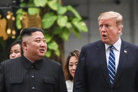 Tổng thống Mỹ Donald Trump (phải) và Chủ tịch Triều Tiên Kim Jong-un tới phòng họp để bắt đầu cuộc gặp mở rộng với quan chức hai nước tại Hà Nội ngày 28/2/2019. (Ảnh: AFP/ TTXVN)