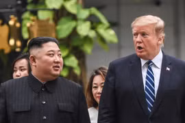 Tổng thống Mỹ Donald Trump (phải) và Chủ tịch Triều Tiên Kim Jong-un tới phòng họp để bắt đầu cuộc gặp mở rộng với quan chức hai nước tại Hà Nội ngày 28/2/2019. (Ảnh: AFP/ TTXVN)