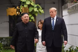 Tổng thống Mỹ Donald Trump (phải) và Chủ tịch Triều Tiên Kim Jong-un tới phòng họp để bắt đầu cuộc gặp mở rộng với quan chức hai nước tại Hà Nội ngày 28/2/2019. (Ảnh: AFP/TTXVN) 
