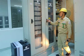 Công nhân Công ty Truyền tải Điện 4 vận hành hệ thống thông tin tại trạm biến áp 500kV Duyên Hải. (Ảnh: Ngọc Hà/TTXVN)