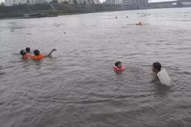 Trẻ em bơi tại khu vực Núi Thúy, thành phố Ninh Bình bất chấp nguy hiểm. (Ảnh: Hải Yến/TTXVN)