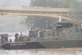 Lực lượng cứu hộ tìm kiếm nạn nhân sau vụ chìm du thuyền ở Budapest ngày 30/5/2019. (Ảnh: THX/TTXVN)