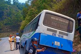 Hiện trường vụ tai nạn giao thông trên đèo Pha Đin. (Ảnh: TTXVN phát)