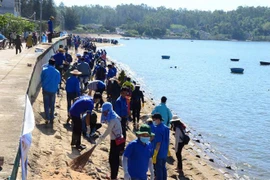 Đoàn viên thanh niên ra quân làm sạch biển. (Ảnh: Đinh Hương/TTXVN)