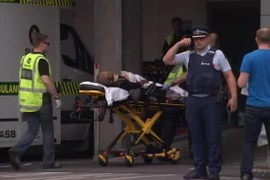 Chuyển nạn nhân bị thương trong vụ xả súng tại Christchurch tới bệnh viện ngày 15/3/2019. (Ảnh: AFP/TTXVN)