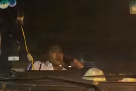 Tài xế cố thủ trong xe. (Nguồn: Vnews)