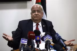 Tổng Thư ký Tổ chức Giải phóng Palestine (PLO) Saeb Erekat tại cuộc họp báo ở thành phố Ramallah, Khu Bờ Tây. (Ảnh: AFP/TTXVN)