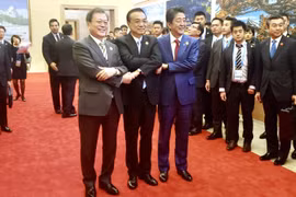 Thủ tướng Nhật Bản Shinzo Abe (phải), Thủ tướng Trung Quốc Lý Khắc Cường (giữa) và Tổng thống Hàn Quốc Moon Jae-in tại cuộc họp báo chung sau hội nghị thượng đỉnh ba bên ở Thành Đô, Trung Quốc, ngày 24/12/2019. (Ảnh: Yonhap/ TTXVN)