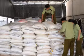 Số lượng đường cát nhập lậu vừa bị Cục Quản lý Thị trường Tây Ninh thu giữ. (Ảnh: Lê Đức Hoảnh/TTXVN)