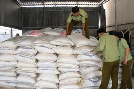Số lượng đường cát nhập lậu vừa bị Cục Quản lý Thị trường Tây Ninh thu giữ. (Ảnh: Lê Đức Hoảnh/TTXVN)