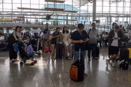 Hành khách tại sân bay quốc tế Hong Kong ngày 14/8. (Ảnh: AFP/TTXVN)