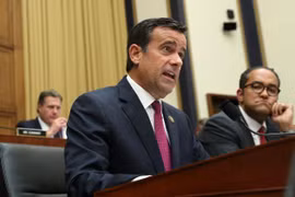 Hạ nghị sỹ John Ratcliffe (phải). (Nguồn: Reuters)