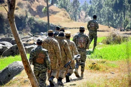 Binh sỹ Pakistan tuần tra gần khu vực máy bay chiến đấu của Ấn Độ được cho là bị Pakistan bắn hạ ở Balakot, Pakistan, ngày 27/2. (Ảnh: THX/TTXVN)