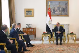 Tổng thống Ai Cập Abdel-Fattah El-Sisi tiếp Ngoại trưởng Nga Sergey Lavrov. (Nguồn: egyptindependent.com)