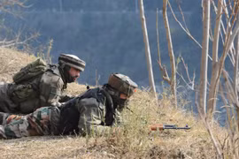Binh sỹ Ấn Độ gác gần đường Ranh giới kiểm soát (LoC) ở khu vực Kashmir. (Ảnh: AFP/TTXVN)