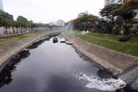 [Video] Kiểm tra nước sông Tô Lịch sau một tháng dùng công nghệ Nhật