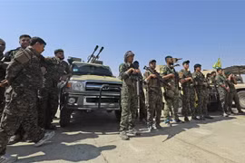 Các tay súng người Kurd tại thị trấn Shadadi, cách thành phố Hassakeh ở Đông Bắc Syria 60km, ngày 11/9/2018. (Ảnh: AFP/TTXVN)