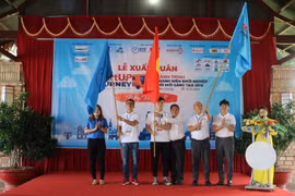 Trao cờ cho các bạn trẻ tham gia Hành trình Thanh niên Khởi nghiệp đổi mới sáng tạo - StarUp Journey 2019. (Ảnh: Công Mạo/TTXVN)