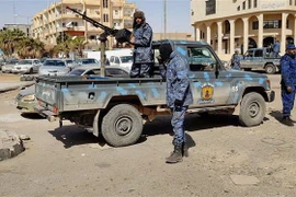 Các tay súng thuộc Lực lượng Quân đội quốc gia Libya (LNA) do Tướng Khalifa Haftar đứng đầu, tuần tra tại Sebha, miền Nam Libya ngày 6/2/2019. (Ảnh: AFP/TTXVN)