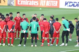 HLV Park Hang Seo dặn dò các cầu thủ. (Ảnh: Hoàng Linh/TTXVN)