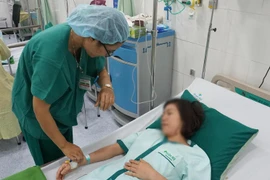 Chị L sau phẫu thuật đã hồi phục sức khỏe chuẩn bị được xuất viện. (Ảnh: Kiều Oanh/Vietnam+)