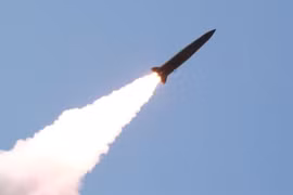 Ảnh do Hãng thông tấn Trung ương Triều Tiên đăng phát: Các vật thể bay rời khỏi bệ phóng rocket trong cuộc diễn tập của các đơn vị phòng vệ Quân đội Nhân dân Triều Tiên ở phía Tây nước này, ngày 9/5/2019. (Ảnh: AFP/TTXVN)