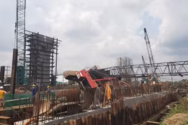 TP. HCM: Cần cẩu thi công dự án 10.000 tỷ đồng đổ vào nhà dân