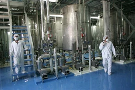 Kỹ thuật viên làm việc trong cơ sở làm giàu urani Isfahan, cách thủ đô Tehran của Iran 420km về phía Nam. (Ảnh: AFP/TTXVN)