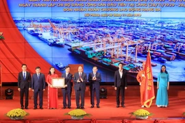 Thủ tướng Nguyễn Xuân Phúc, Chủ tịch Hội đồng thi đua khen thưởng Trung ương trao Huân chương Lao động Hạng Ba cho cán bộ, công nhân, người lao động Cảng Hải Phòng. (Ảnh: An Đăng/TTXVN)
