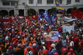 Người dân Venezuela tham gia tuần hành ủng hộ Chính phủ của Tổng thống Nicolas Maduro tại Caracas. (Ảnh: AFP/TTXVN)