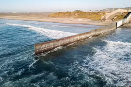 Bức tường ngăn cách biên giới Mỹ-Mexico tại Tijuana, Mexico, ngày 10/1/2019. (Ảnh: THX/ TTXVN) 