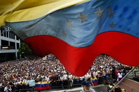 Những người ủng hộ lực lượng đối lập Venezuela tuần hành phản đối Chính phủ tại thủ đô Caracas ngày 23/1/2019. (Ảnh: AFP/TTXVN)