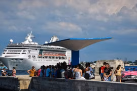 Một tàu du lịch của Mỹ rời La Habana, Cuba ngày 5/6/2019, sau khi chính quyền Mỹ áp đặt những biện pháp hạn chế du lịch đối với Cuba. (Ảnh: AFP/TTXVN)