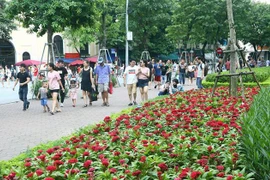 Người dân vui chơi quanh Hồ Hoàn Kiếm. (Ảnh: Danh Lam/TTXVN)