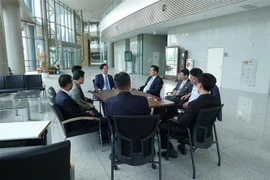 Các quan chức Hàn Quốc và Triều Tiên tại buổi thảo luận về việc mở văn phòng liên lạc liên Triều tại thị trấn biên giới Kaesong thuộc Triều Tiên ngày 8/6/2018. (Ảnh: Yonhap/TTXVN)