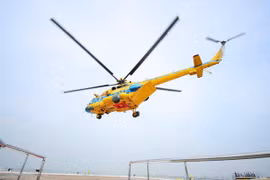 Chuyến bay thử nghiệm đầu tiên tại sân bay trực thăng mới trong khuôn viên Bệnh viện Quân y 175. (Ảnh: Đinh Hằng/TTXVN)