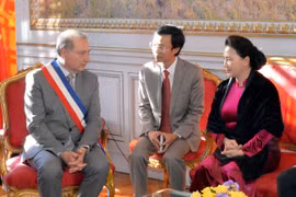 Chủ tịch Quốc hội Nguyễn Thị Kim Ngân gặp Thị trưởng thành phố Toulouse, Jean-Luc Moudenc. (Ảnh: Trọng Đức/TTXVN)
