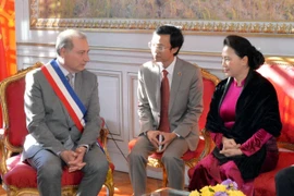 Chủ tịch Quốc hội Nguyễn Thị Kim Ngân gặp Thị trưởng thành phố Toulouse, Jean-Luc Moudenc. (Ảnh: Trọng Đức/TTXVN)
