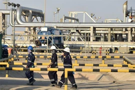 Nhân viên làm việc tại nhà máy lọc dầu Abqaiq của tập đoàn dầu khí Saudi Aramco ngày 20/9. (Ảnh: AFP/TTXVN)