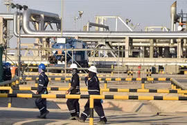 Nhân viên làm việc tại nhà máy lọc dầu Abqaiq của tập đoàn dầu khí Saudi Aramco ngày 20/9. (Ảnh: AFP/TTXVN)