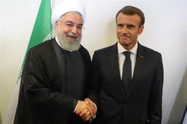 Tổng thống Iran Hassan Rouhani (trái) và người đồng cấp Pháp Emmanuel Macron tại cuộc gặp ở New York, Mỹ ngày 25/9/2018. (Ảnh: AFP/TTXVN)