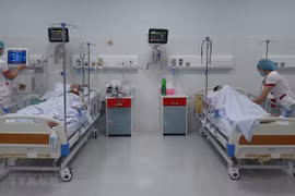 Chăm sóc cho bệnh nhân. (Ảnh: TTXVN/Vietnam+)