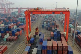 Hàng hóa được xếp tại cảng ở Hà Bắc, Trung Quốc. (Ảnh: THX/TTXVN)