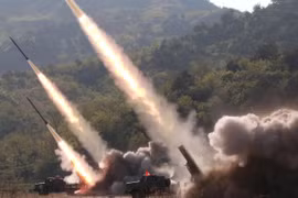 Ảnh do Hãng thông tấn Trung ương Triều Tiên đăng phát: Các vật thể bay rời khỏi bệ phóng rocket trong cuộc diễn tập của các đơn vị phòng vệ Quân đội Nhân dân Triều Tiên ở phía Tây nước này, ngày 9/5/2019. (Ảnh: AFP/TTXVN)