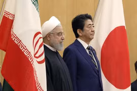 Thủ tướng Nhật Bản Shinzo Abe và Tổng thống Iran Hassan Rouhani tại Tokyo ngày 20/12. (Nguồn: AP)